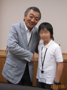 松純と握手